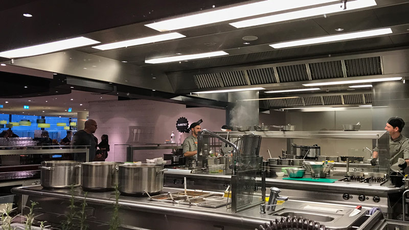 Canteen kitchen with optimal ventilation