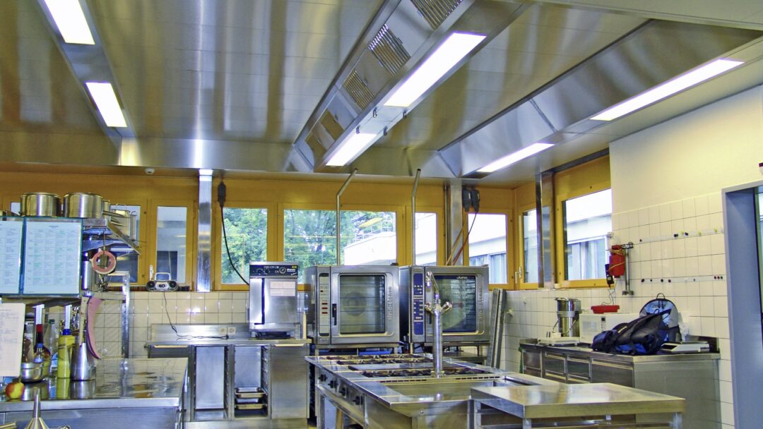 Produktionsküche in der Lebensmittelindustrie