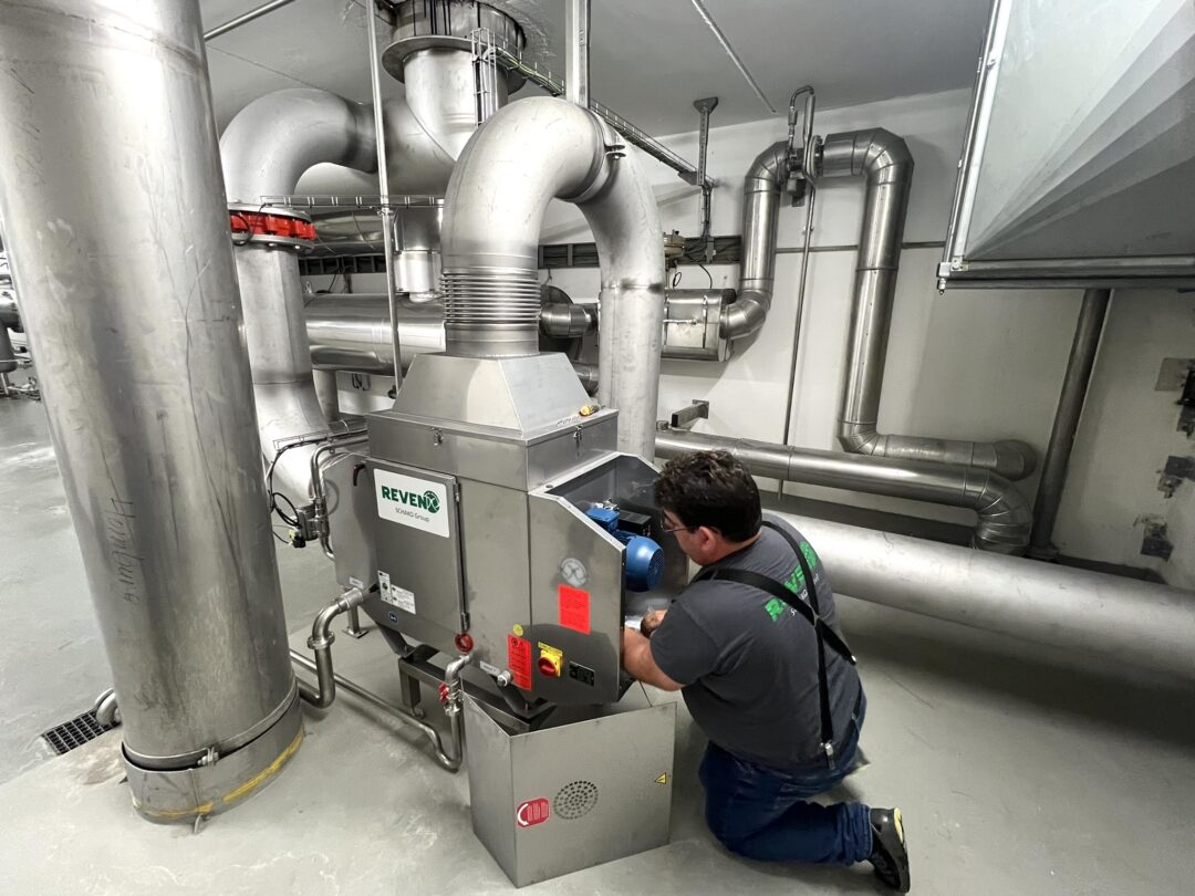 Zoltan Kiss bei der Inbetriebnahme eines Aerosol Abscheider beim Bierbrauen