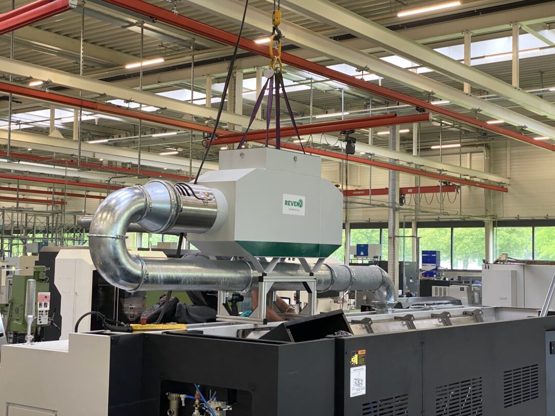 Ein Luftreiniger in der Schweiz bei der Installation durch URtec