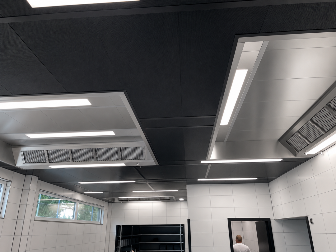 Smarte Küchenlüftung für Großküchen mit Zonenregelung und Designhaube